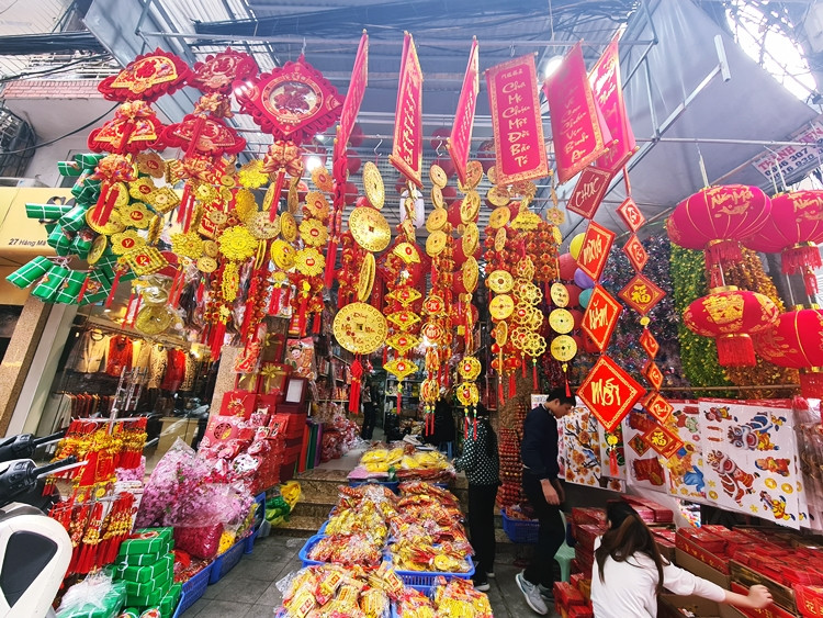 Màu sắc rực rỡ ở phố Hàng Mã kéo không khí Tết Nguyên đán Tân Sửu 2021 về gần hơn.