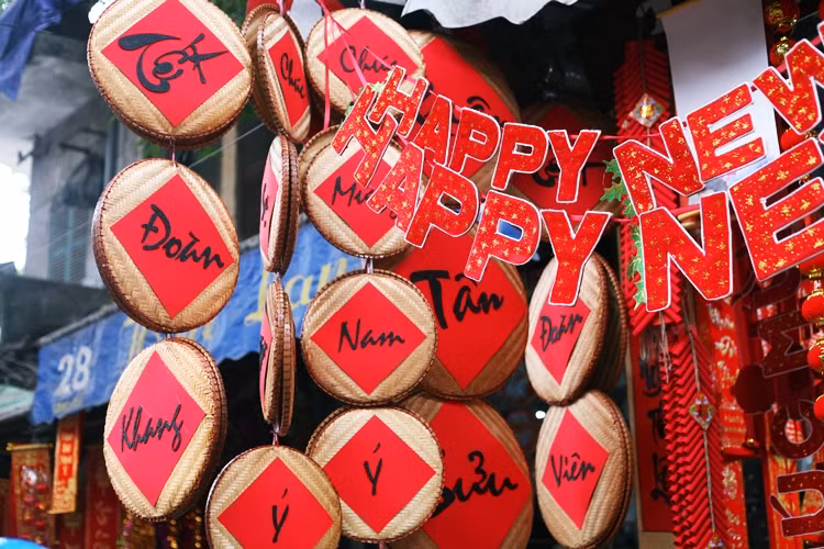 Đỏ rực đồ trang trí Tết ở phố Hàng Mã.