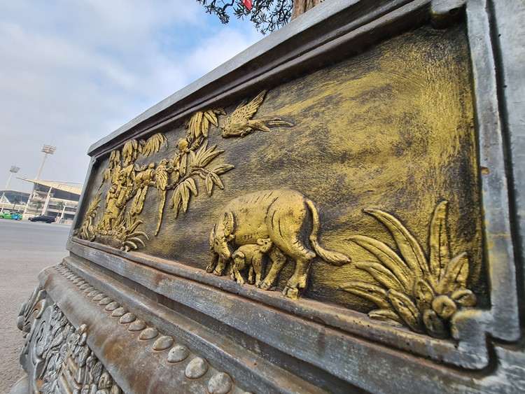 Do Tết năm nay là “năm con trâu” nên hình ảnh chú trâu cũng được trang trí lên vào chiếc chậu vô cùng độc đáo.