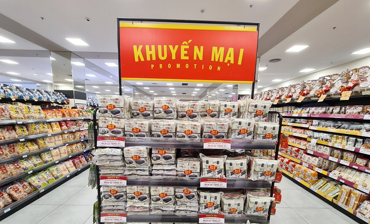 Nhiều loại thực phẩm sử dụng hàng cũng đang được các siêu thị chạy chương trình khuyến mại.