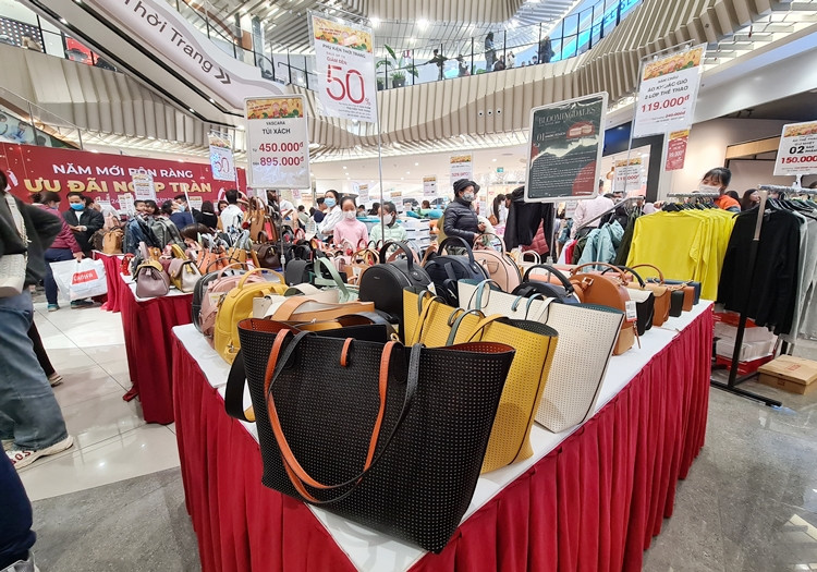 Nhiều sản phẩm quần áo, túi xách áp dụng sale off từ 50-70%/1 sản phẩm.