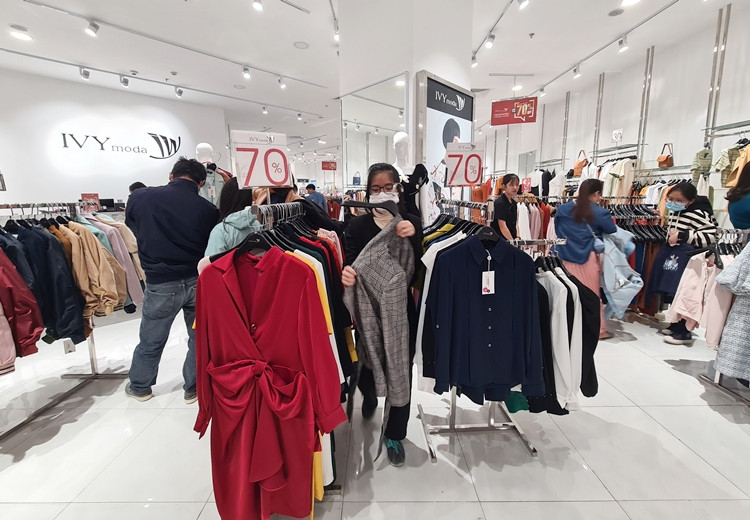 Dòng sản phẩm của thương hiệu thời trang Việt Nam IVY moda cũng áp dụng khuyến mại tới 70%/sản phẩm.