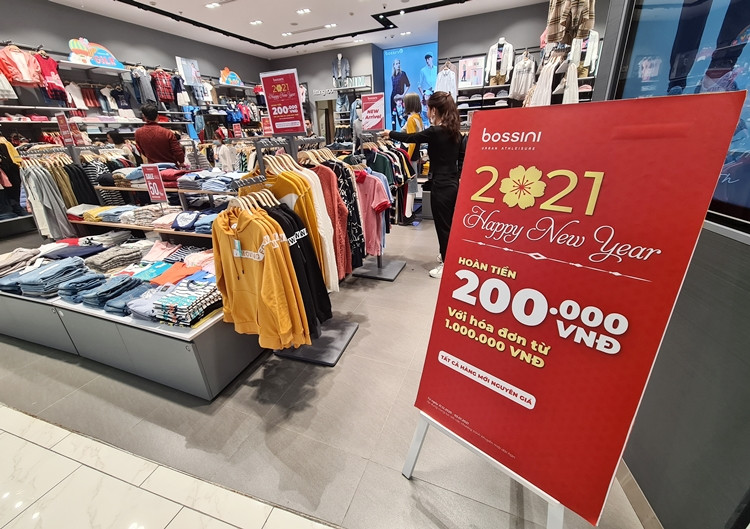 ... cho đến các sản phẩm hàng hiệu, đều đua nhau khuyến mại dịp Tết này.