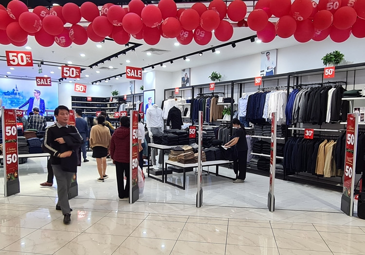 Nhiều cửa hàng, thương hiệu thời trang khác lần lượt sale off để "câu" khách.