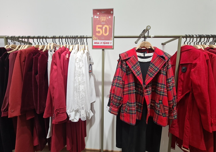 Thương hiệu thời trang NEM áp dụng chương trình khuyến mại 50%, hoặc mua 3 sản phẩm thì được tặng 1 sản phẩm.