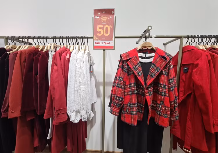 Thương hiệu thời trang NEM áp dụng chương trình khuyến mại 50%, hoặc mua 3 sản phẩm thì được tặng 1 sản phẩm.