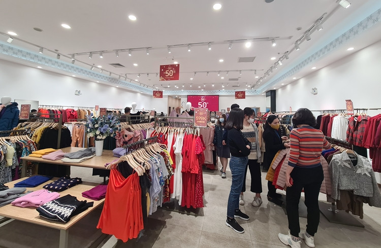 Khách hàng thỏa sức lựa chọn các sản phẩm thời trang khuyến mại.