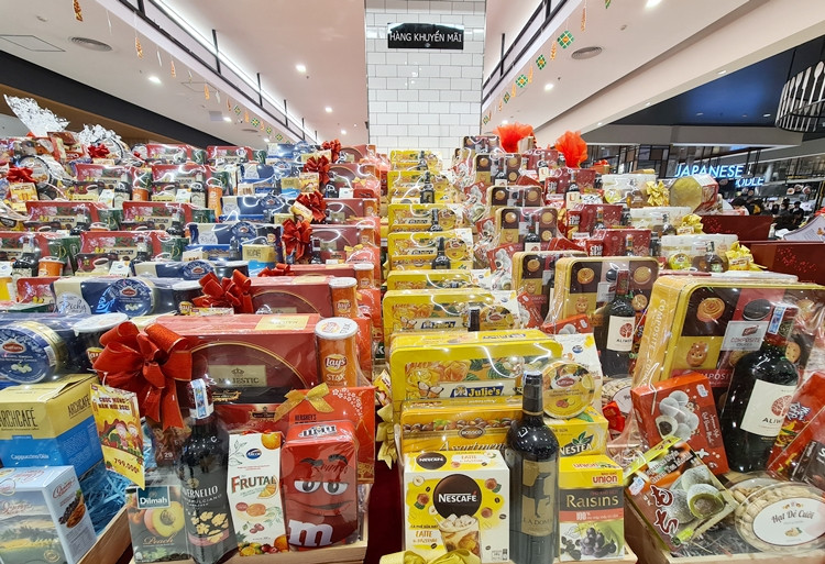 Thời điểm này, nhiều siêu thị đã bày bán các giỏ quà Tết 2021 với nhiều mẫu đẹp, sang trọng với giá khuyến mại.