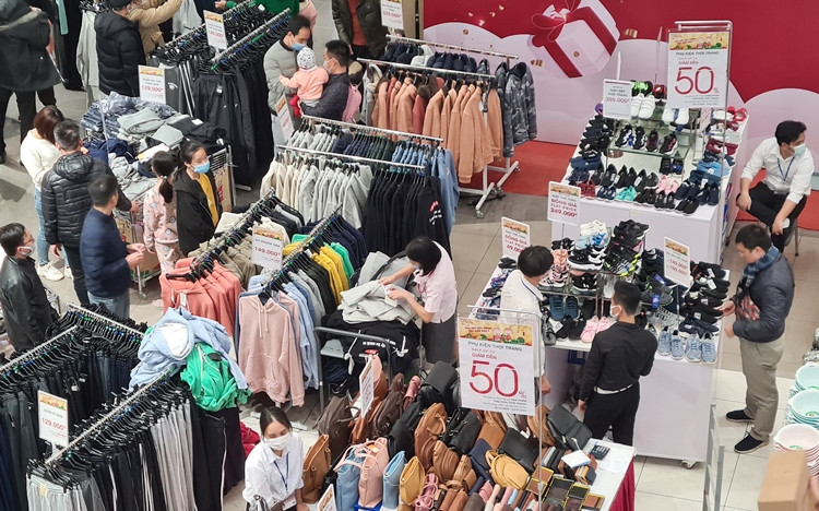 Bên cạnh mặt hàng gia dụng, các sản phẩm quần áo, túi xách, giày dép thời trang,... cũng đang được nhiều gian hàng, cửa hiệu ở Hà Nội hạ giá kịch sàn.