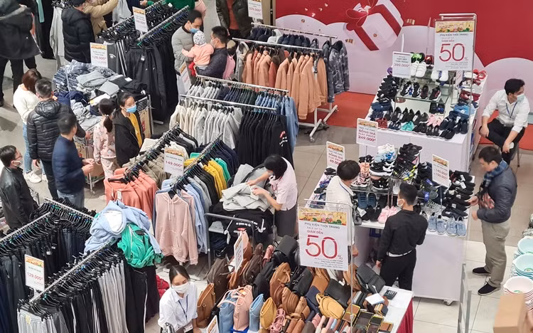 Bên cạnh mặt hàng gia dụng, các sản phẩm quần áo, túi xách, giày dép thời trang,... cũng đang được nhiều gian hàng, cửa hiệu ở Hà Nội hạ giá kịch sàn.