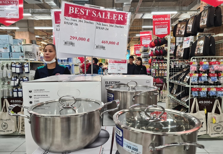 Những chiếc xoong nồi được khuyến mại bên trong một siêu thị nằm trên địa bàn quận Hà Đông, Hà Nội.