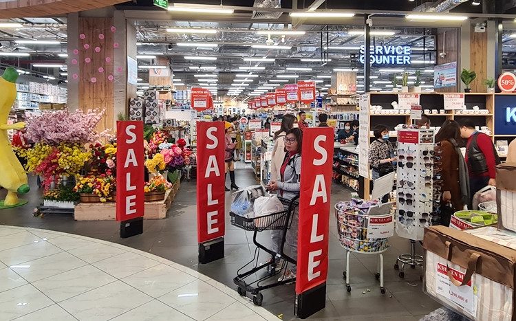 Hang Tet o sieu thi Ha Noi dua nhau khuyen mai, giam gia gan 50%