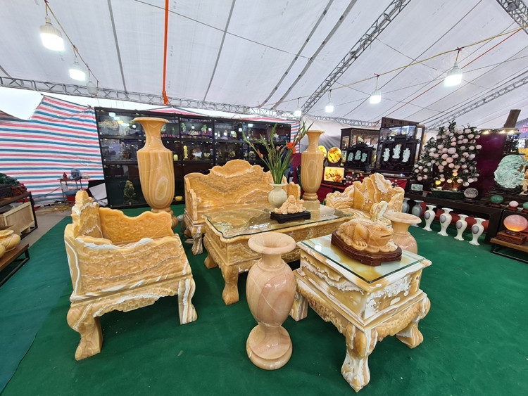 Được biết, trước đây bộ bàn ghế bằng ngọc Hoàng Long này chào bán với giá hơn 1 tỷ đồng. Hiện tại, đang "đại hạ giá" xuống còn 950 triệu đồng chờ thượng đế săn đón dịp Tết Nguyên đán.