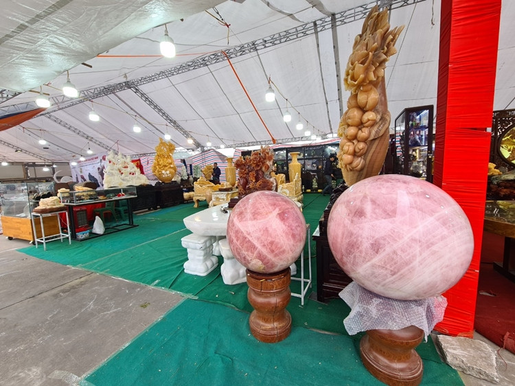 Nhiều sản phẩm trang trí, vật dụng sang trọng và đẳng cấp khác đều được chế tác từ ngọc hay đá quý đi kèm với bộ bàn ghế sang trọng.