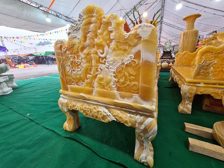 Từng chi tiết trên những chiếc ghế đơn cũng được người thợ trau chuốt.