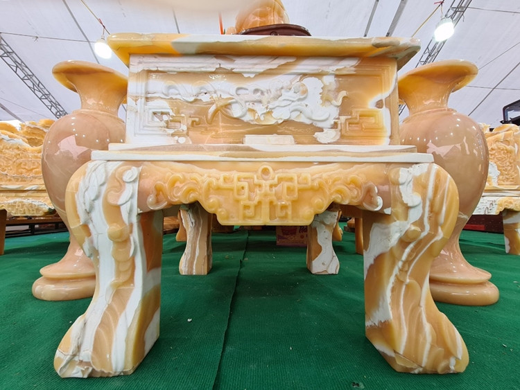 Theo chia sẻ, bộ bàn ghế này được chế tác vừa bằng tay, bằng máy và ghép lại với nhau bằng mộng sắt và keo chịu lực.