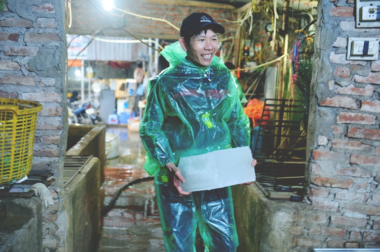 Rét dưới 10 độ, tiểu thương vẫn tay không bê đá lạnh để thả vào chậu cá hoặc ướp cá. Dù thời tiết "không ủng hộ", nhưng với tinh thần lạc quan vì cuộc sống mưu sinh, nụ cười vẫn luôn nở tươi trên khuôn mặt các tiểu thương.