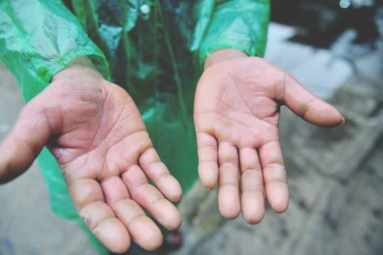 "Nếu tê tay quá thì mọi người ra nghỉ hoặc là hơ lửa một chút. Sau đó, lại vào vớt cá tiếp", một tiểu thương chia sẻ.