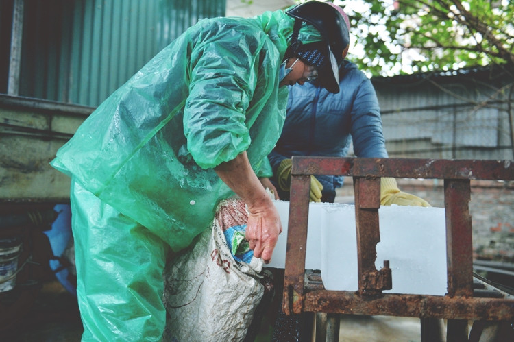 Thời tiết lạnh khiến việc mua đá, mang đá về của các tiểu thương bán cá cũng gặp không ít khó khăn.