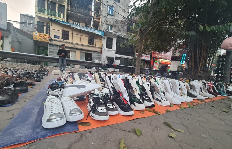 Ngoài ra, những chiếc giày thời trang còn được đại hạ giá khắp vỉa hè nhiều trục đường lớn ở Hà Nội.