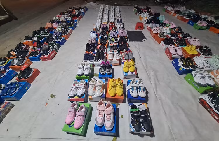 Nếu như những ngày bình thường những đôi giày này có giá từ 200 đến khoảng 400 nghìn đồng thì nay được giảm chỉ còn khoảng 120 nghìn đồng đến 200 nghìn đồng.