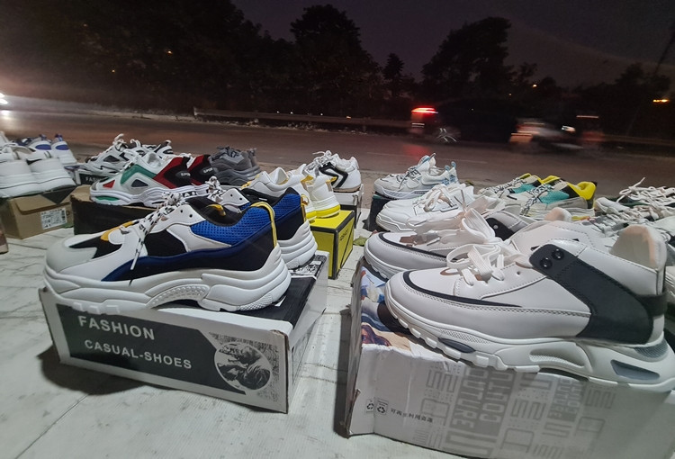 Người bán hàng sắp xếp, bày biện đủ kiểu cách để tạo sự chú ý.