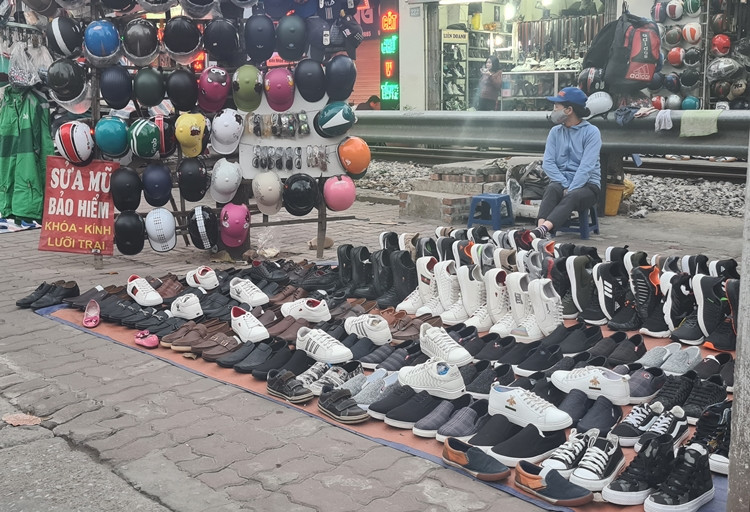 Các ''shop giày'' lưu động được người bán xả hàng, bán rẻ để thu lại chút vốn liếng sau một năm buôn bán không thuận lợi.