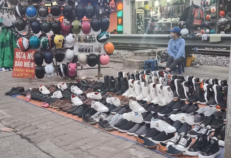 Các ''shop giày'' lưu động được người bán xả hàng, bán rẻ để thu lại chút vốn liếng sau một năm buôn bán không thuận lợi.