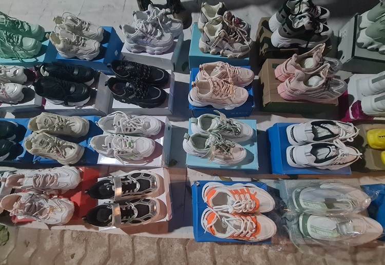 Những đôi giày được xả hàng, bán với mức giá ''bèo bọt'', nhưng cũng chỉ lẻ tẻ vài vị khách ngó qua.