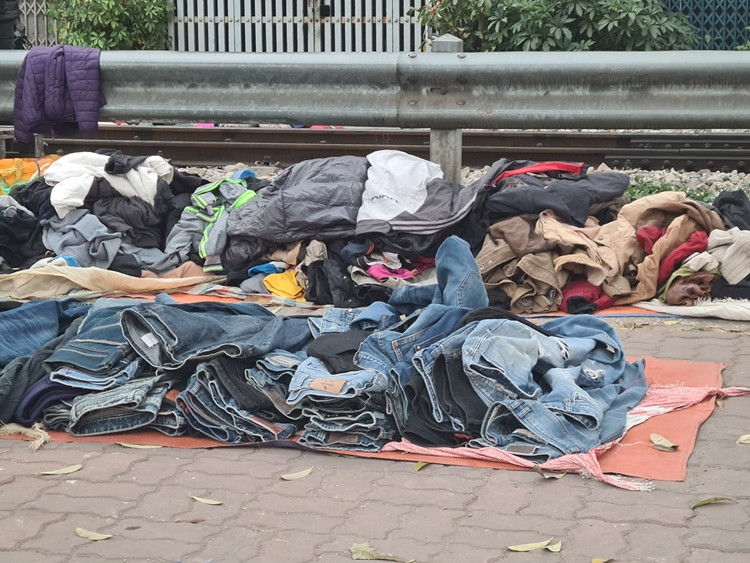 Đủ các loại quần áo đổ đống trên vỉa hè được xả hàng trong những ngày cận Tết Nguyên đán 2021.