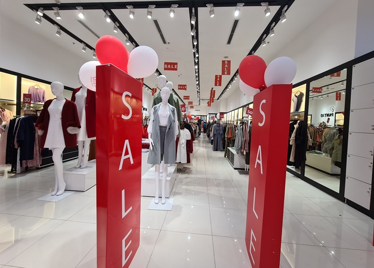 Tết là thời điểm nhu cầu mua sắm quần áo tăng mạnh, vì vậy các cửa hàng thời trang đã tung hàng loạt chương trình khuyến mại, giảm giá nhằm kích cầu tiêu dùng.