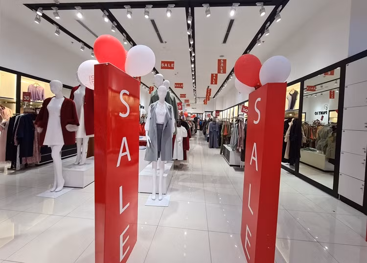 Tết là thời điểm nhu cầu mua sắm quần áo tăng mạnh, vì vậy các cửa hàng thời trang đã tung hàng loạt chương trình khuyến mại, giảm giá nhằm kích cầu tiêu dùng.