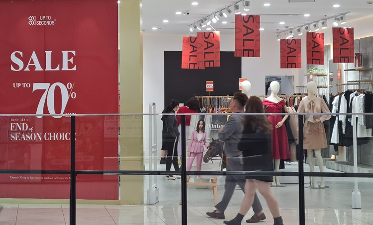 Đối với các thương hiệu thời trang lớn, những tấm biển quảng cáo giảm giá mạnh bên ngoài cửa hàng tạo sự chú ý mạnh của thượng khách.