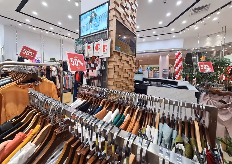 Các mặt hàng quần áo của thương hiệu 20AGAIN đều giảm giá 50%/sản phẩm.