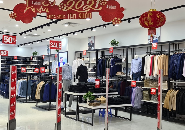 Biển giá, bảng “sale” được dán, treo công khai trước và trong cửa hàng để khách hàng dễ dàng nhìn thấy.