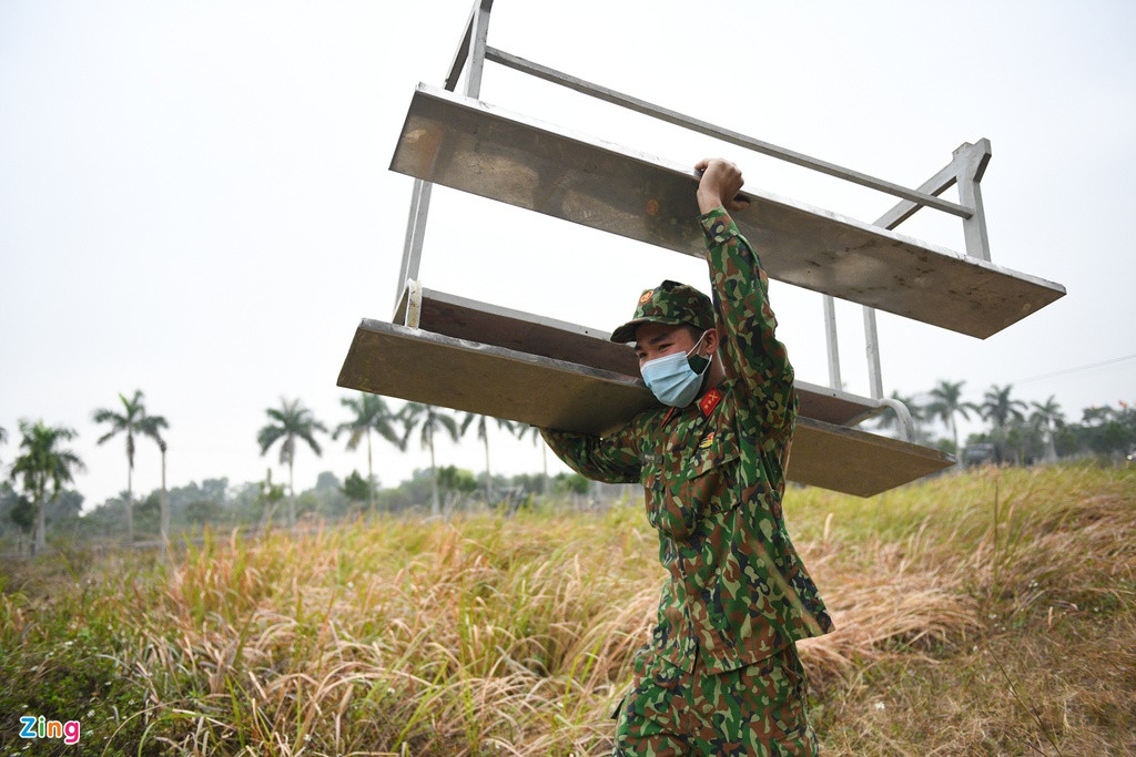 Dương Trọng Thưởng, chiến sĩ thuộc Lữ đoàn Tên lửa 490 chia sẻ: "Sáng nay, chúng tôi nhận lệnh tập trung lực lượng tiến hành dọn dẹp cơ sở để xây dựng bệnh viện dã chiến. Được góp sức cho nhân dân, các chiến sĩ vô cùng hăng hái".