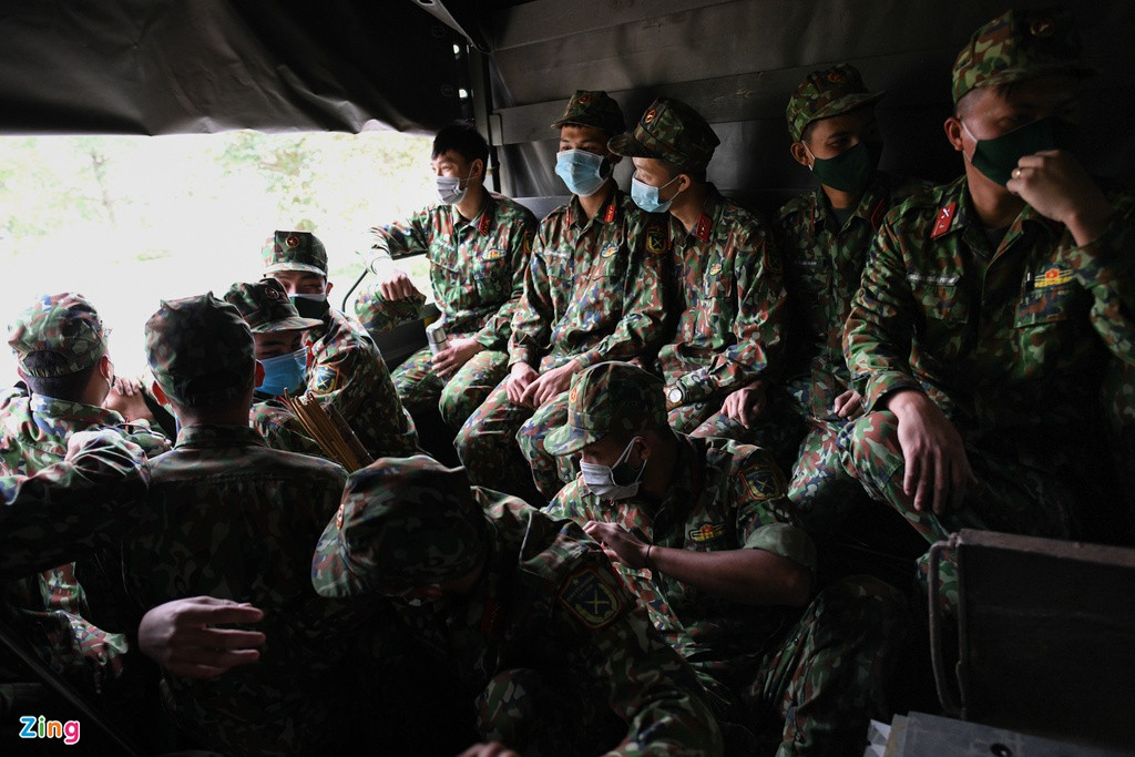 7h, 100 chiến sĩ thuộc Lữ đoàn Pháo binh 454 và Lữ đoàn Tên lửa 490 lên xe, di chuyển tới điểm tập kết để thực hiện công tác dọn dẹp cấp tốc.