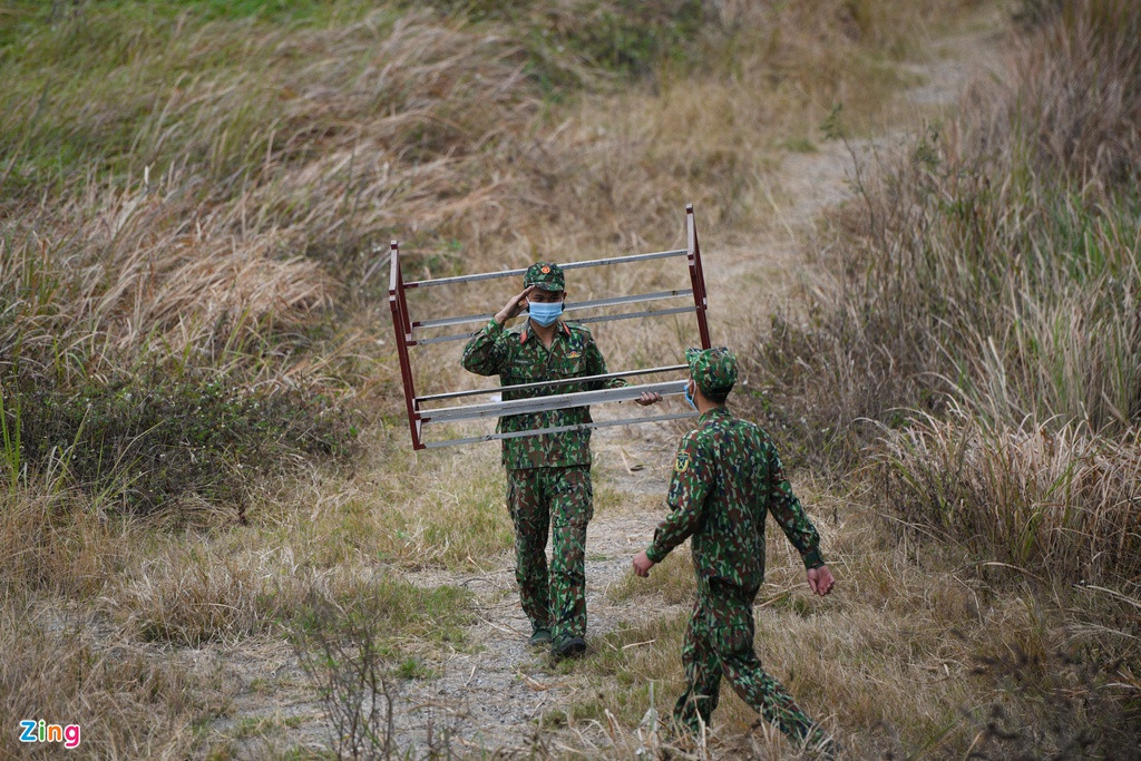 Với khối lượng công việc lớn, 100 chiến sĩ làm việc cả ngày 31/1 để kịp tiến độ.