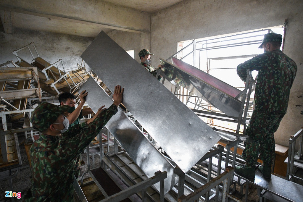 Tòa nhà chưa hoàn thiện xây dựng được sử dụng làm kho chứa trong thời gian bệnh viện dã chiến hoạt động.