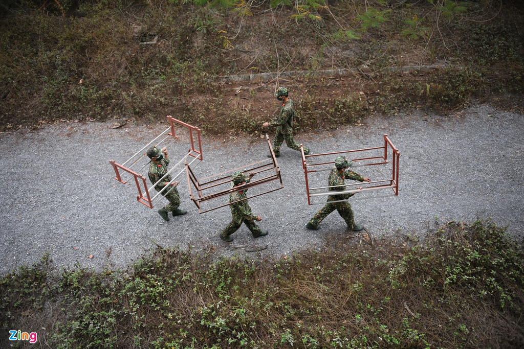 Bàn ghế, máy móc… trong các phòng đào tạo được các chiến sĩ di chuyển đến khu chứa đồ.