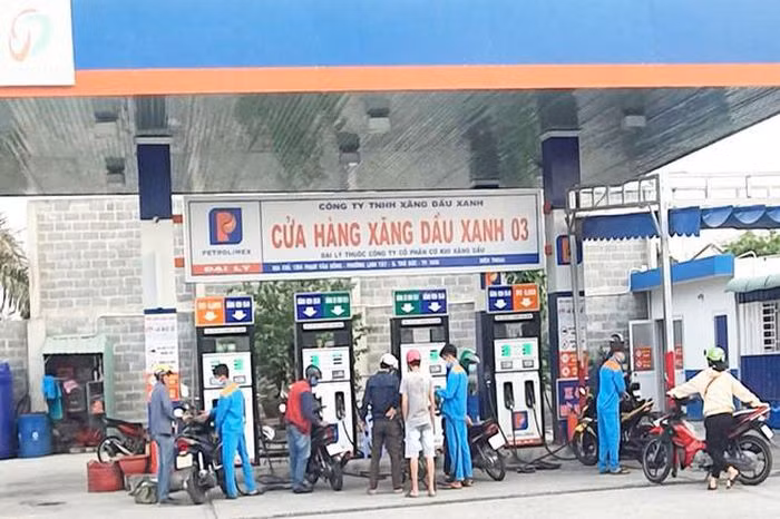 Trom tien cua khach mua xang bang cach bom noi so