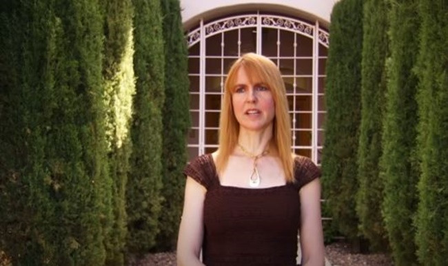 Dù đã ly hôn nhưng chồng vẫn thường xuyên đến dọn dep giúp Aimee tiết kiệm tiền. Theo Aimee Elizabeth, việc chồng cũ đến dọn dẹp nhà cửa giúp chồng tập thể dục miễn phí và giữ được vóc dáng cân đối.