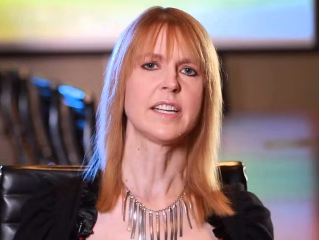 Nu dai gia khong rua dao vi so ton nuoc, ki bo “phat hai”