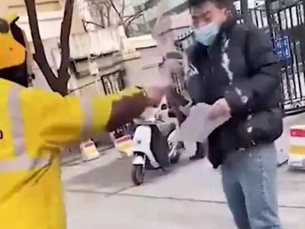 Khach hang bi shipper nem ly tra sua vao mat va su that soc