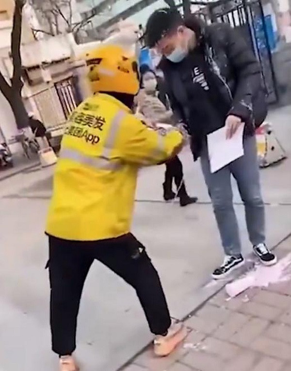 Khach hang bi shipper nem ly tra sua vao mat va su that soc-Hinh-2