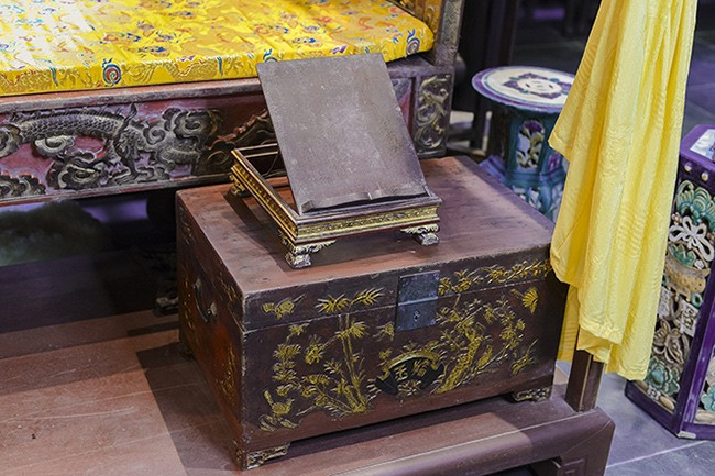 Một chiếc hòm gỗ được chạm khắc tinh xảo dùng đựng đồ vật của vua.