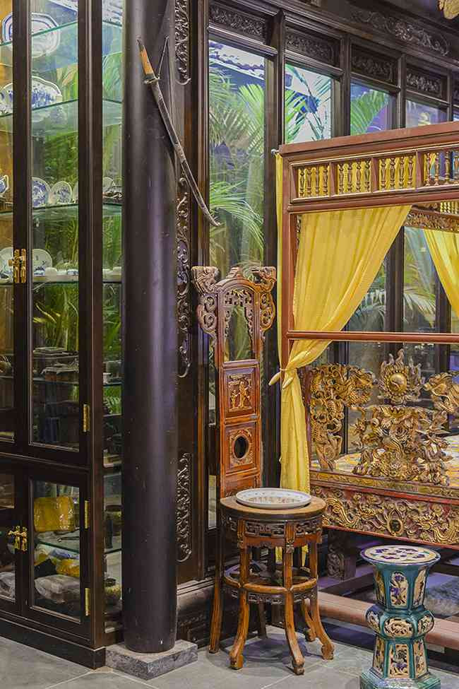 Trên cột gỗ trắc có treo một thanh kiếm, bên dưới là một chậu cổ đựng nước với ý nghĩa “rửa tay gác kiếm”, bà Thu nói.