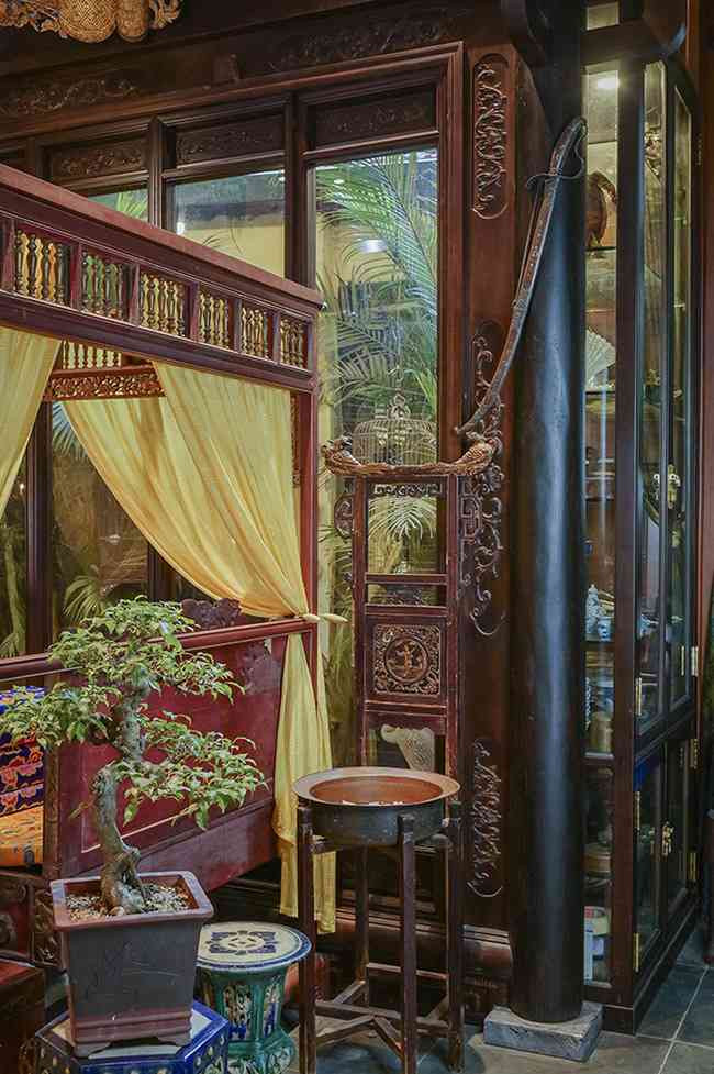 Phía sau long sàng là cột khung nhà bằng gỗ trắc, theo bà Thu đây là cột gỗ trắc duy nhất còn lại ở Hà Nội/