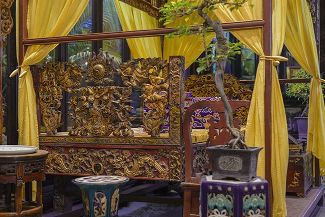 Khắp long sàng đều là những họa tiết "long ẩn vân" (rồng ẩn mây) được các nghệ nhân chạm khắc công phu, tỉ mỉ. Và từng họa tiết đều được dát vàng cẩn thận.