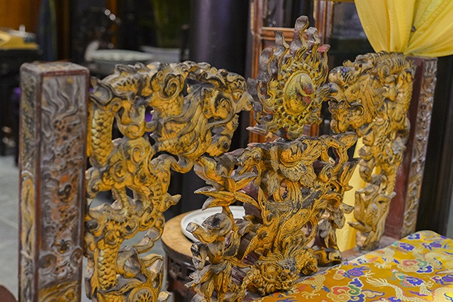 Chiếc giường dành cho vua chúa là những họa tiết trang trí đậm chất cung đình phương Đông.